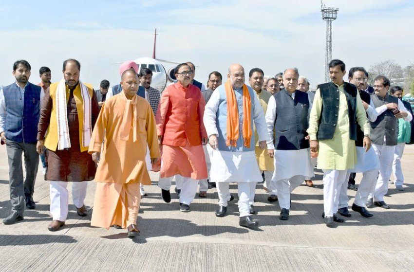 UPCM BJP अमित शाह का एयरपोर्ट पर स्वागत करते हुए