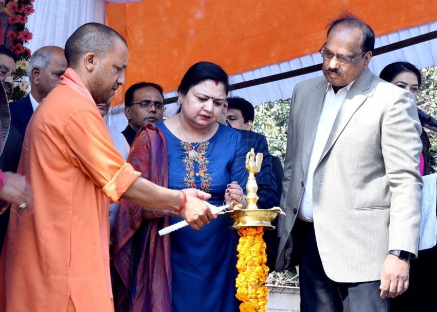 UPCM कार्यक्रम का दीप प्रज्जवलित कर शुभारंभ करते हुए