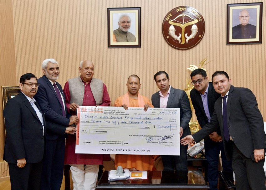 UPCM को बैंक ऑफ़ बड़ौदा के अधिकारियों ने मुख्यमंत्री राहत कोष के लिए चेक भेंट करते हुए और साथ में कृषि मंत्री सूर्य प्रताप शाही