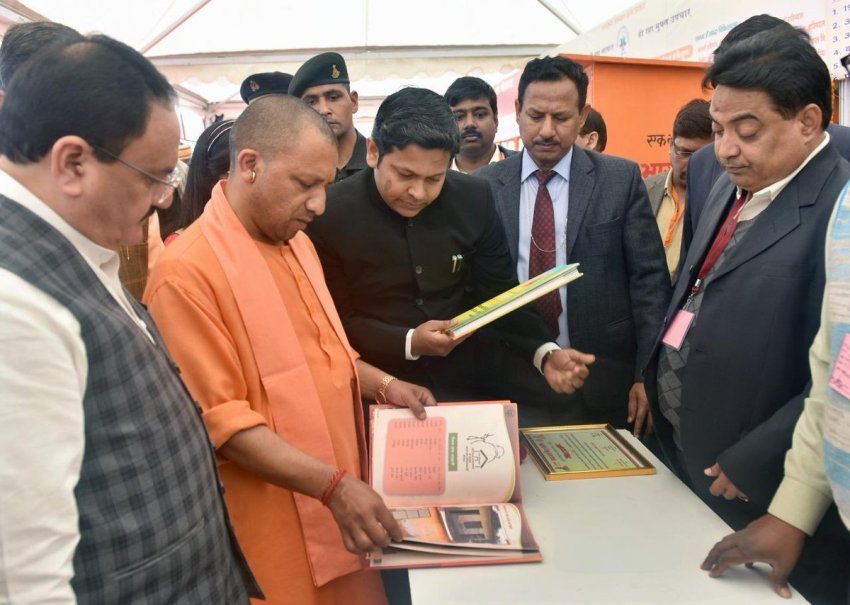 UPCM विभागों द्वारा लगायी गई प्रदर्शनी का अवलोकन करते हुए