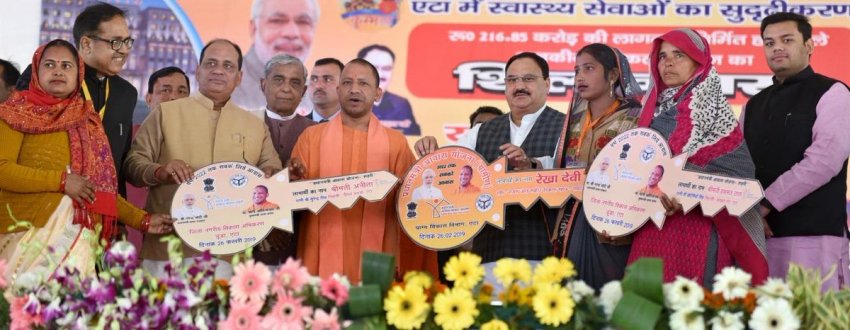 UPCM लाभार्थियों को प्रमाण-पत्र वितरित करते हुए