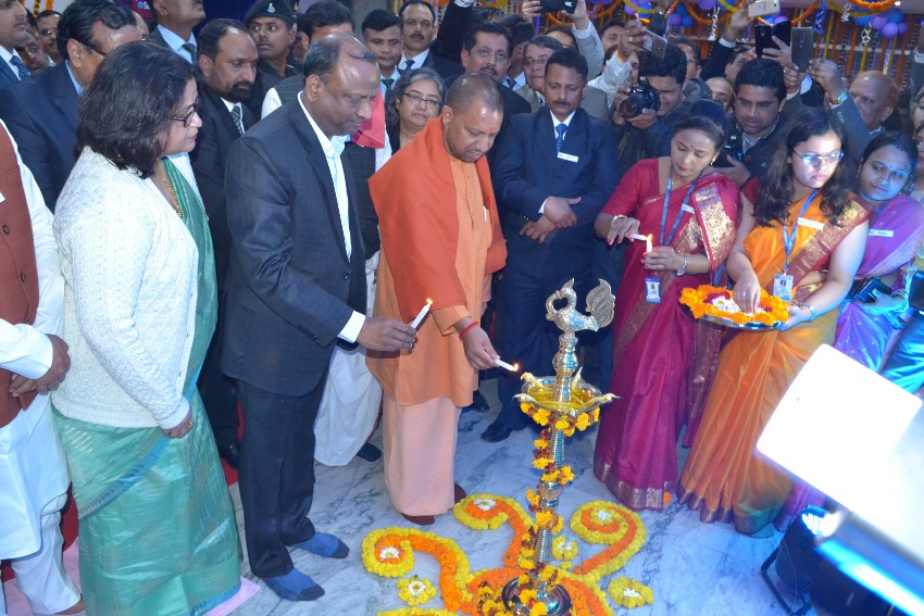 UPCM गोरखपुर में दीप प्रज्ज्वलित कर भारतीय स्टेट बैंक के दो मंजिले भवन का उद्घाटन करते हुए