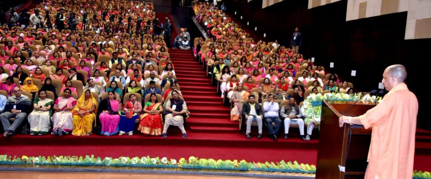 UPCM लोक भवन में किशोरी बालिका योजना (S.A.G.) कार्यक्रम सम्बोधित करते हुए