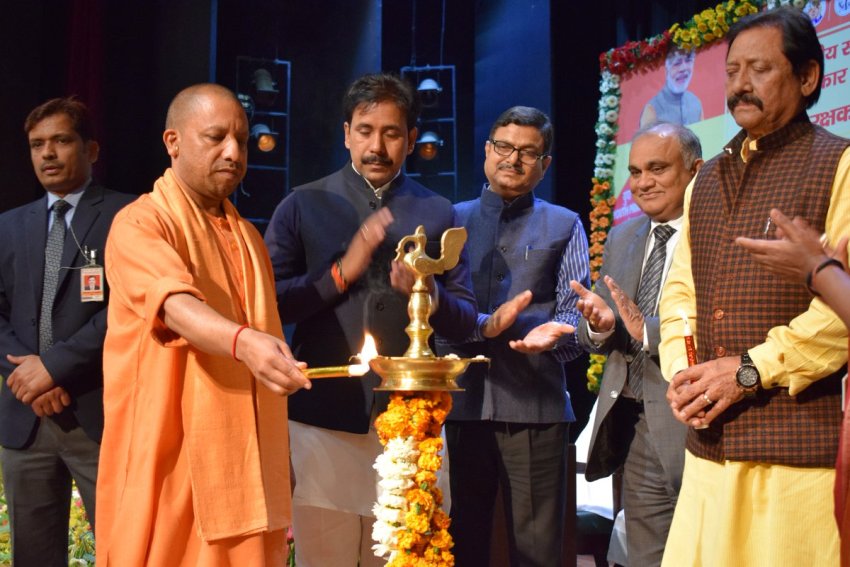 UPCM राज्य स्तरीय स्वामी विवेकानन्द युवा पुरस्कार वितरण समारोह एवं प्रान्तीय रक्षक दल सम्मेलन का शुभारंभ करते हुए