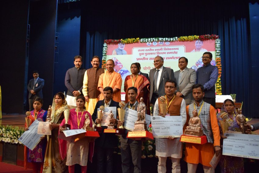 UPCM युवा पुरस्कार वितरण समारोह के लाभार्थियों को पत्र प्रदान करते हुए