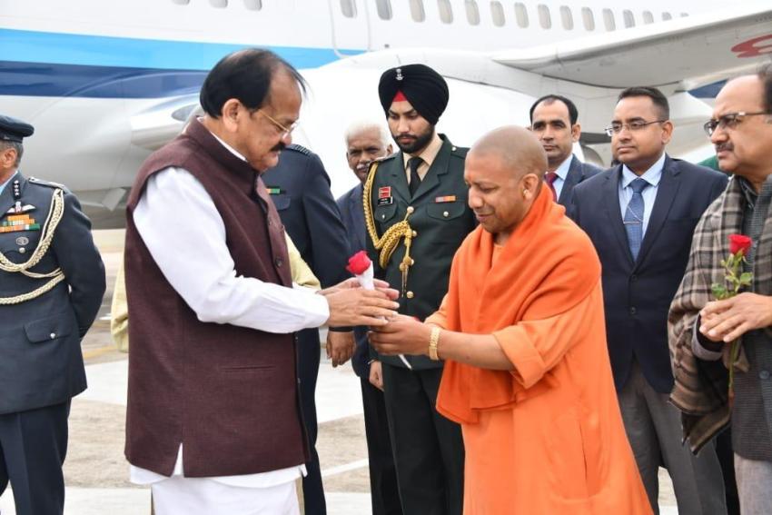 UPCM प्रयागराज में उपराष्ट्रपति वैंकेया नायडू का बमरौली एयरपोर्ट पर स्वागत करते हुए