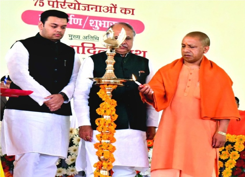 UPCM राजकीय पॉलिटेक्निक लखनऊ में आयोजित कार्यक्रम का दीप प्रज्जवलित कर शुभारम्भ करते हुए