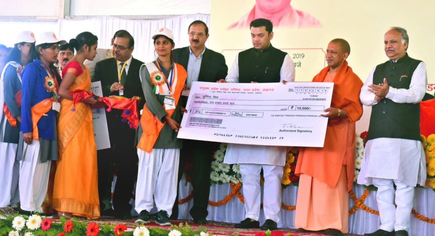 UPCM सक्षम बालिका-सम्पन्न परिवार' योजना के अंतर्गत चेक वितरण करते हुए