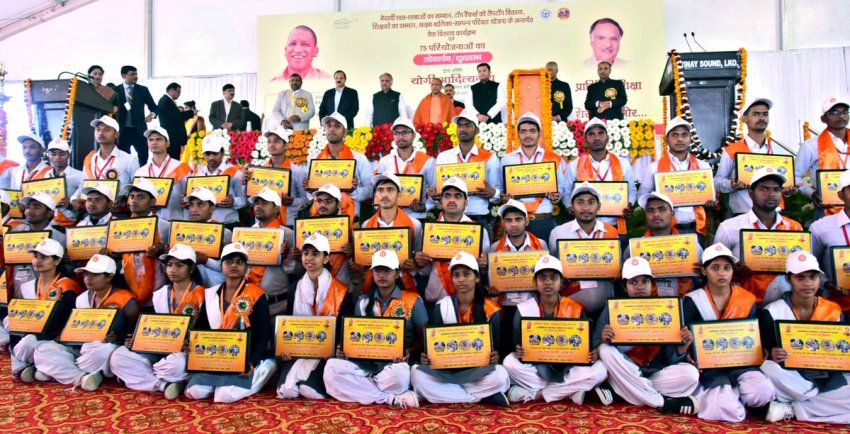 UPCM टॉप रैंकर्स विद्यार्थियों को लैपटॉप वितरण करते हुए