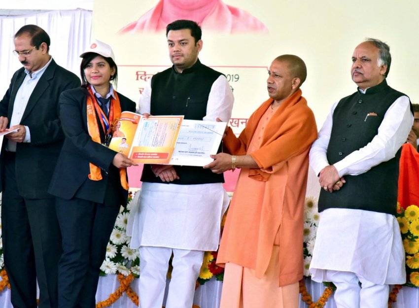 UPCM मेधावी छात्र-छात्रों को सम्मानित करते हुए