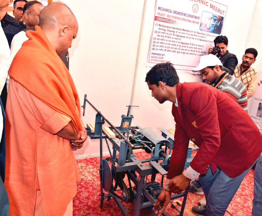 UPCM राजकीय पॉलिटेक्निक, लखनऊ में छात्र-छात्राओं के प्रोजेक्ट मॉडलों का अवलोकन करते हुए
