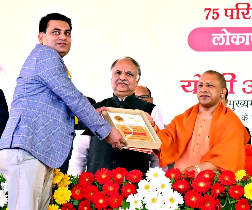 UPCM शिक्षकों को सम्मानित करते हुए