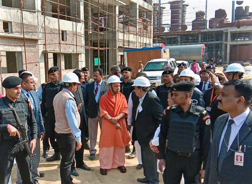 UPCM बस्ती के मुंडेरवा में निर्माणाधीन चीनी मिल का निरीक्षण करते हुए