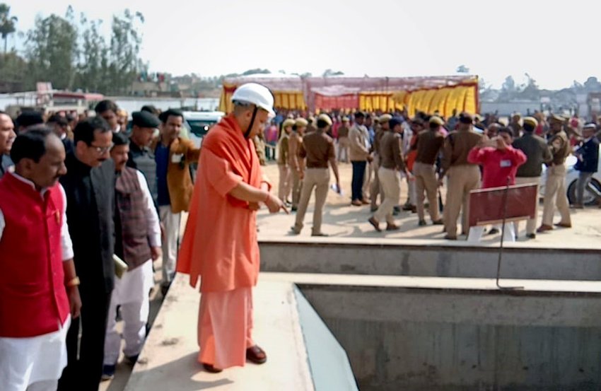 UPCM बस्ती के मुंडेरवा में निर्माणाधीन चीनी मिल का निरीक्षण करते हुए