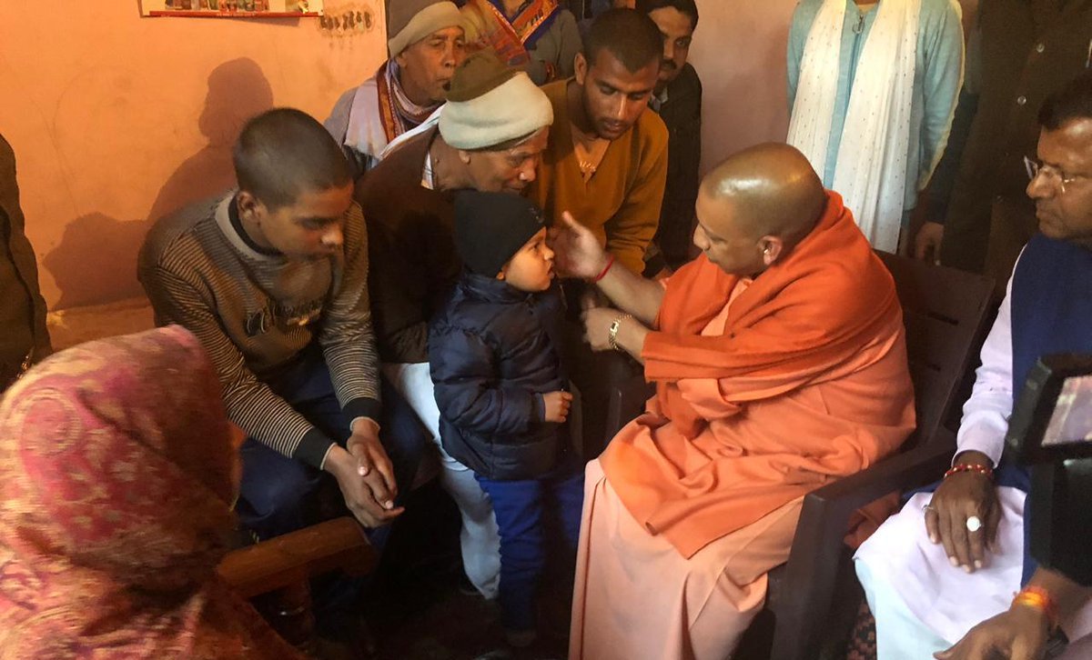 UPCM पुलवामा आतंकी हमले में शहीद पंकज त्रिपाठी के परिजनों से भेंट करते हुए