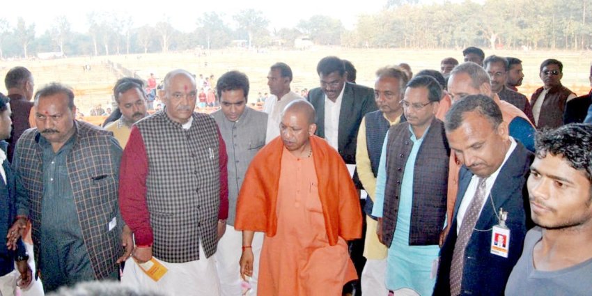 UPCM गोरखपुर में PM-मोदी के सम्भावित दौरे के मद्देनजर फर्टिलाइजर मैदान का स्थलीय निरीक्षण करते हुए