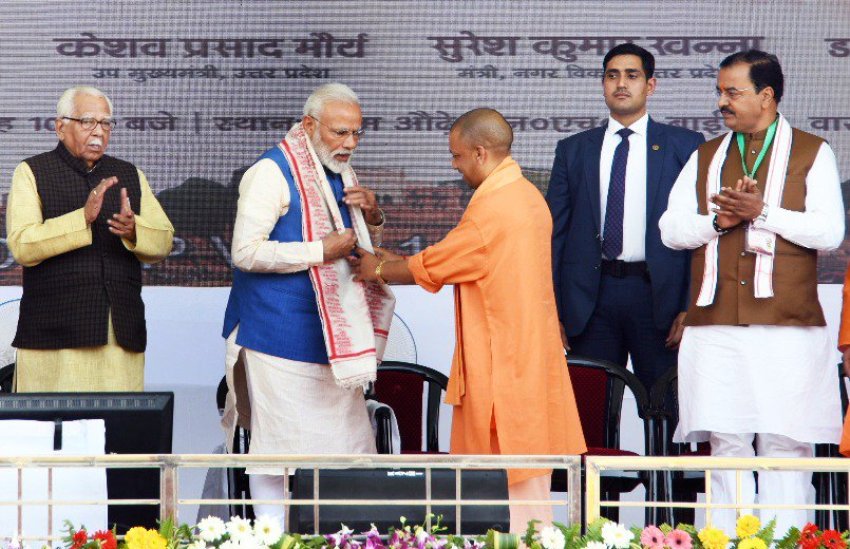 UPCM PM-मोदी का वाराणसी में स्वागत करते हुए
