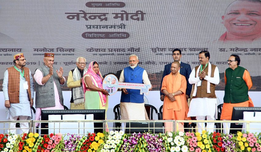 PM-मोदी ने वाराणसी में लाभार्थी को कुंजी प्रदान करते हुए