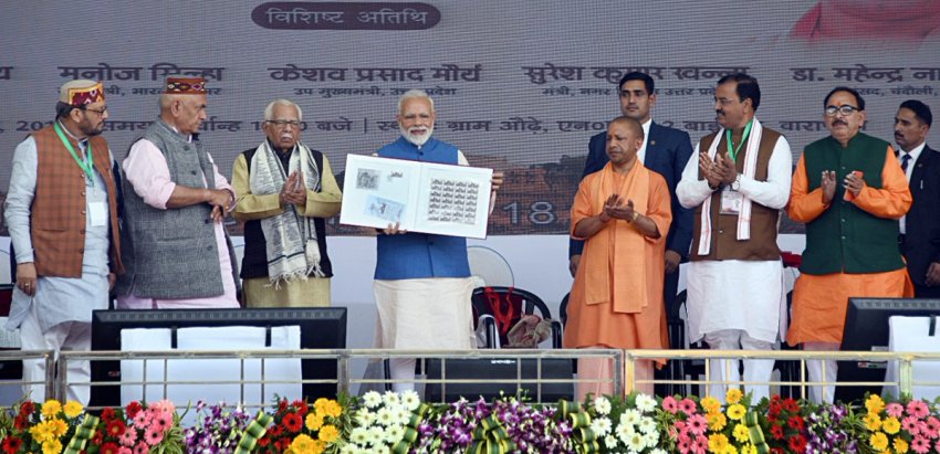 PM-मोदी ने वाराणसी में विभिन्न योजनाओं का शिलान्यास करते हुए