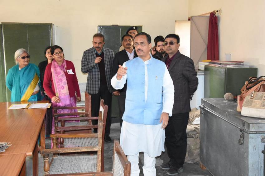 UP_Dy_CM दिनेश शर्मा गाजियाबाद के राजकीय कन्या इंटर कॉलेज में औचक निरीक्षण करते हुए