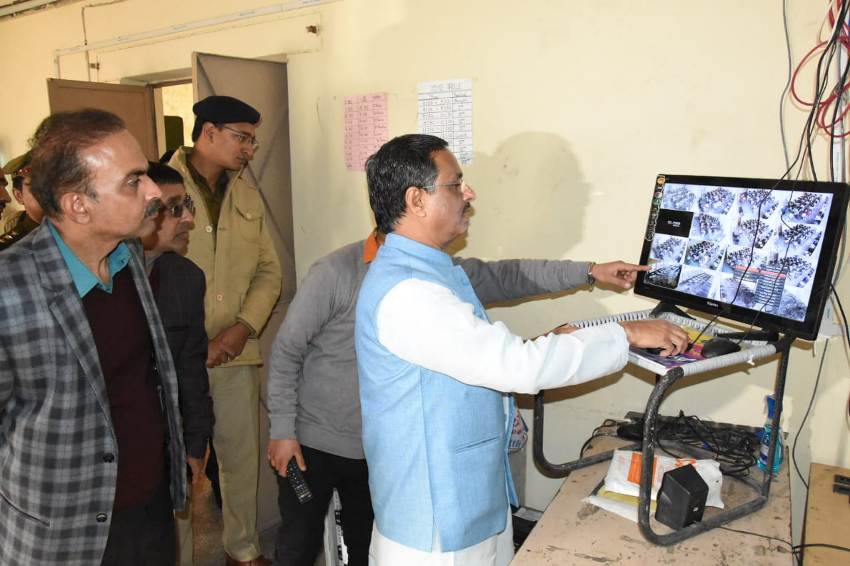 UP_Dy_CM दिनेश शर्मा गाजियाबाद के राजकीय कन्या इंटर कॉलेज में औचक निरीक्षण के दौरान CCTV देखते हुए