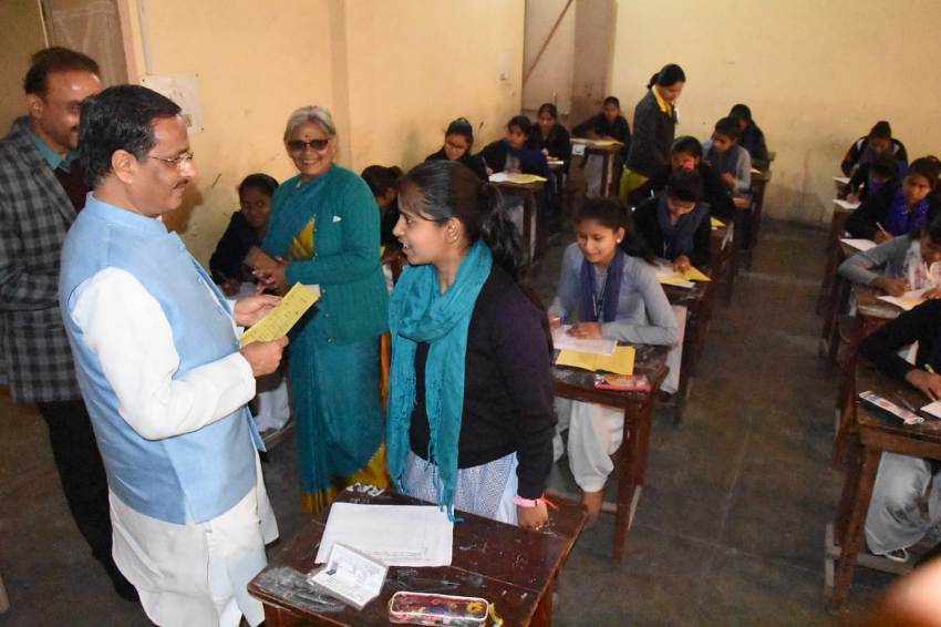 UP_Dy_CM दिनेश शर्मा गाजियाबाद के राजकीय कन्या इंटर कॉलेज में औचक निरीक्षण करते हुए