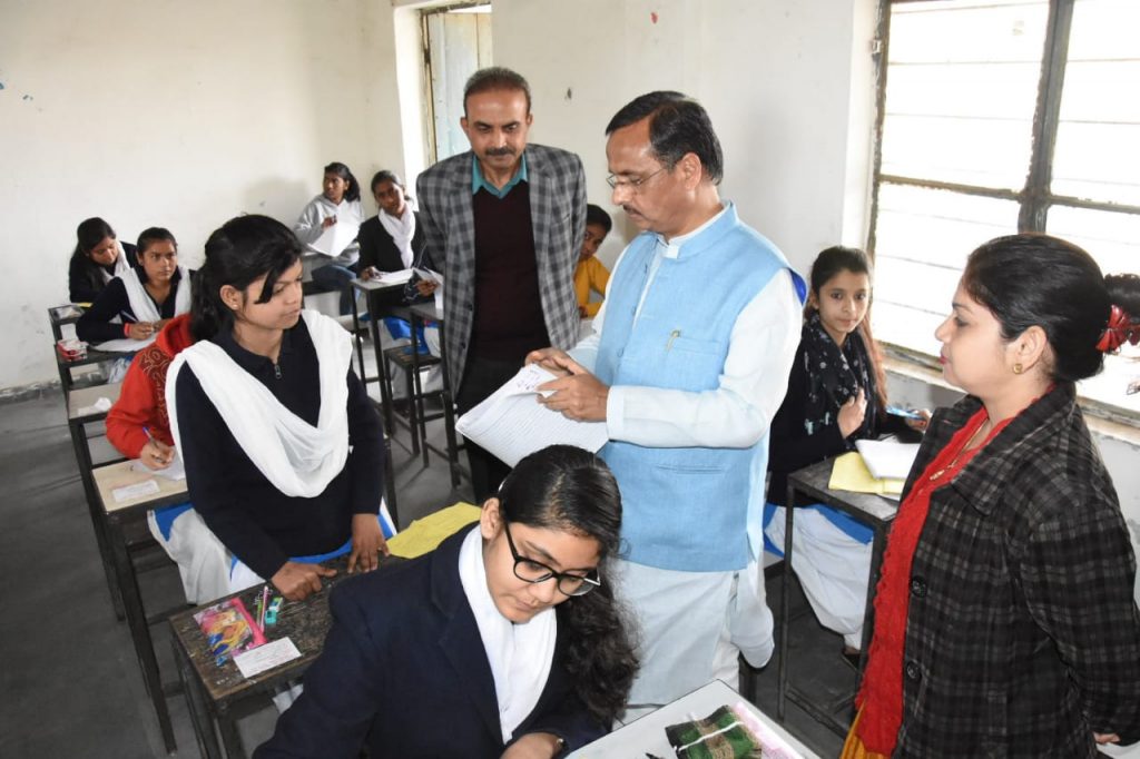 UP_Dy_CM डॉ. दिनेश शर्मा गाजियाबाद के सुशीला इंटर कॉलेज में औचक निरीक्षण करते हुए