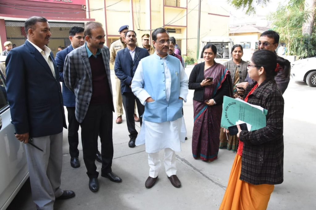 UP_Dy_CM डॉ. दिनेश शर्मा गाजियाबाद के सुशीला इंटर कॉलेज में औचक निरीक्षण करते हुए