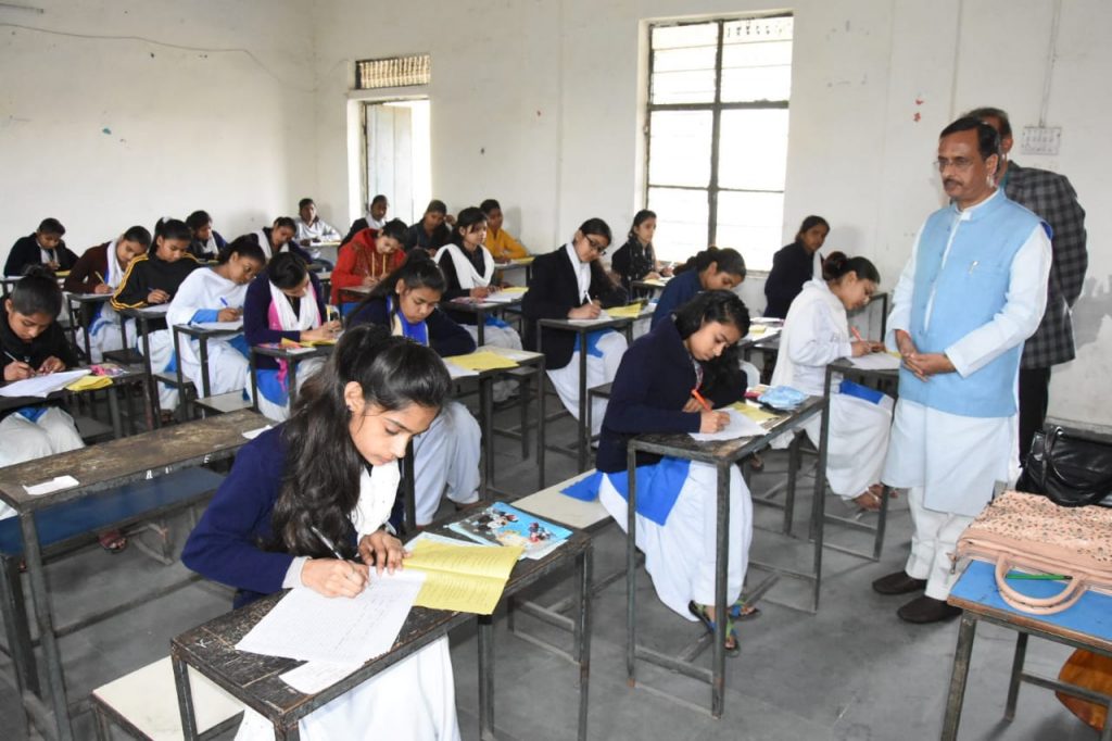 UP_Dy_CM डॉ. दिनेश शर्मा गाजियाबाद के सुशीला इंटर कॉलेज में औचक निरीक्षण करते हुए