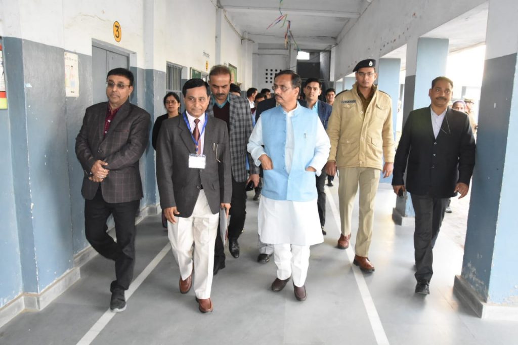 UP_Dy_CM डॉ. दिनेश शर्मा गाजियाबाद के अध्यात्मिक नगर स्थित अध्यात्मिक नगर इंटर कॉलेज में औचक निरीक्षण करते हुए