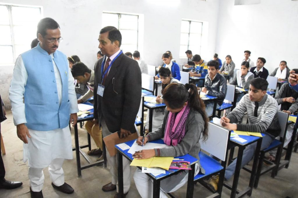 UP_Dy_CM डॉ. दिनेश शर्मा गाजियाबाद के अध्यात्मिक नगर स्थित अध्यात्मिक नगर इंटर कॉलेज में औचक निरीक्षण करते हुए