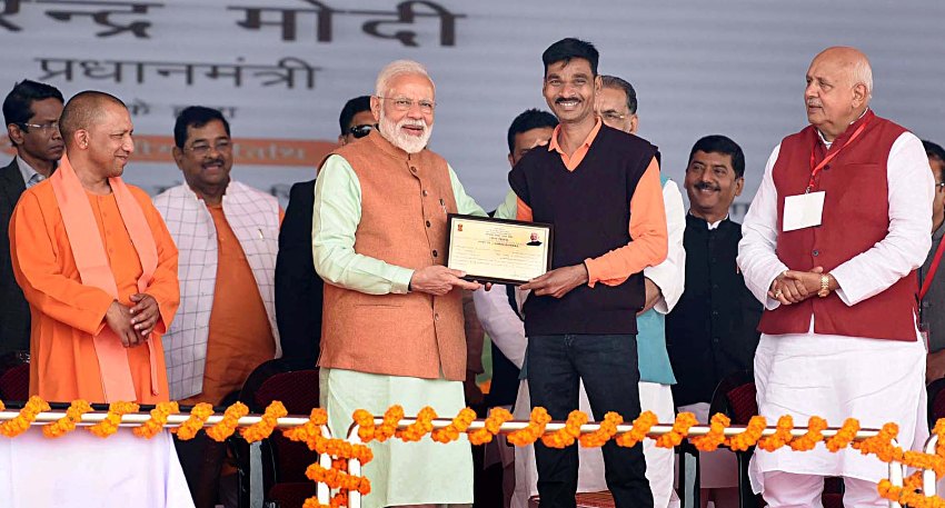 PM-मोदी गोरखपुर में लाभार्थी किसानों को PM-किसान सम्मान-पत्र प्रदान करते हुए