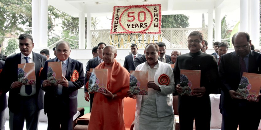 UPCM राजभवन में प्रादेशिक फल, शाकभाजी एवं पुष्प प्रदर्शनी-2019 स्मारिका का विमोचन करते हुए