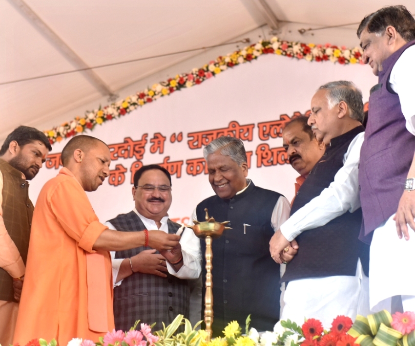 UPCM हरदोई में शिलान्यास और लोकार्पण कार्यक्रम का दीप प्रज्ज्वलित कर शुभारम्भ करते हुए