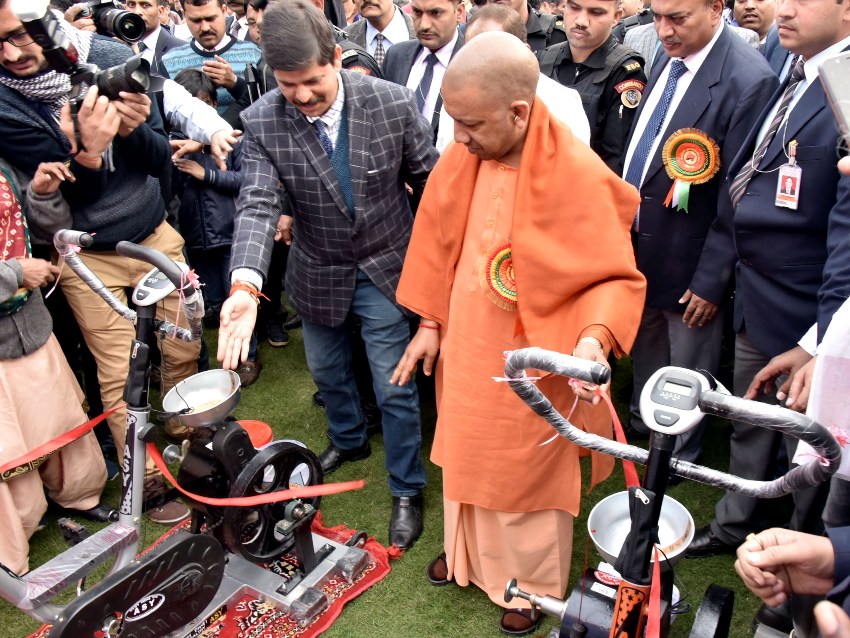 UPCM राजभवन में प्रादेशिक फल, शाकभाजी एवं पुष्प प्रदर्शनी-2019 का अवलोकन करते हुए
