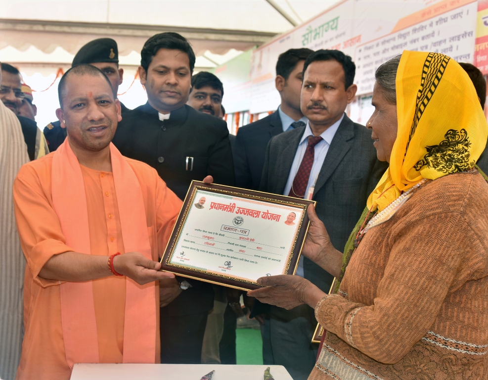 UPCM लाभार्थियों को प्रमाण-पत्र वितरित करते हुए