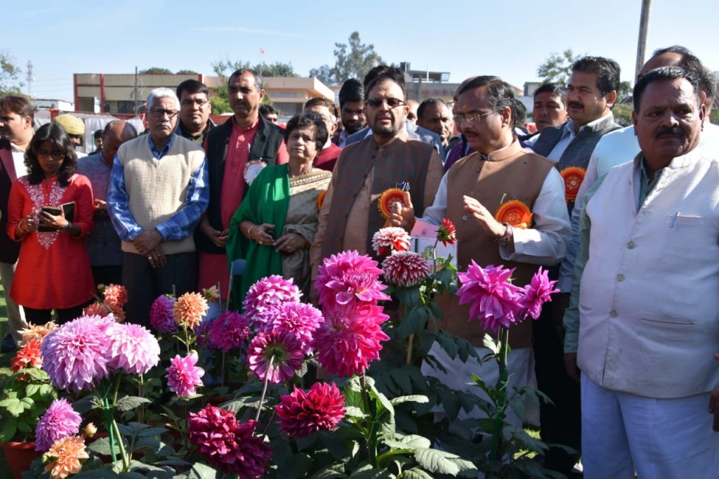 UP_Dy_CM डाॅ. दिनेश शर्मा पुष्प प्रदर्शनी-2019 का अवलोकन करते हुए