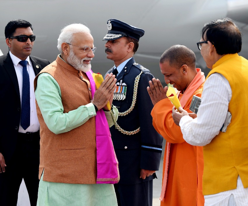 UPCM गोरखपुर एयरपोर्ट पर प्रधानमंत्री का स्वागत करते हुए