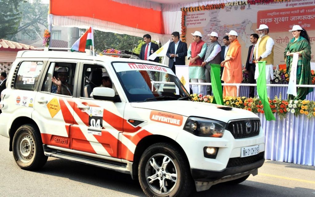 UPCM 5 कालिदास मार्ग में राष्‍ट्रपिता महात्मा गांधी की 150वीं जयंती वर्ष के अवसर पर सड़क सुरक्षा जागरूकता के लिए आयोजित मोटर रैली को हरी झण्‍डी दिखाकर रवाना करते हुए