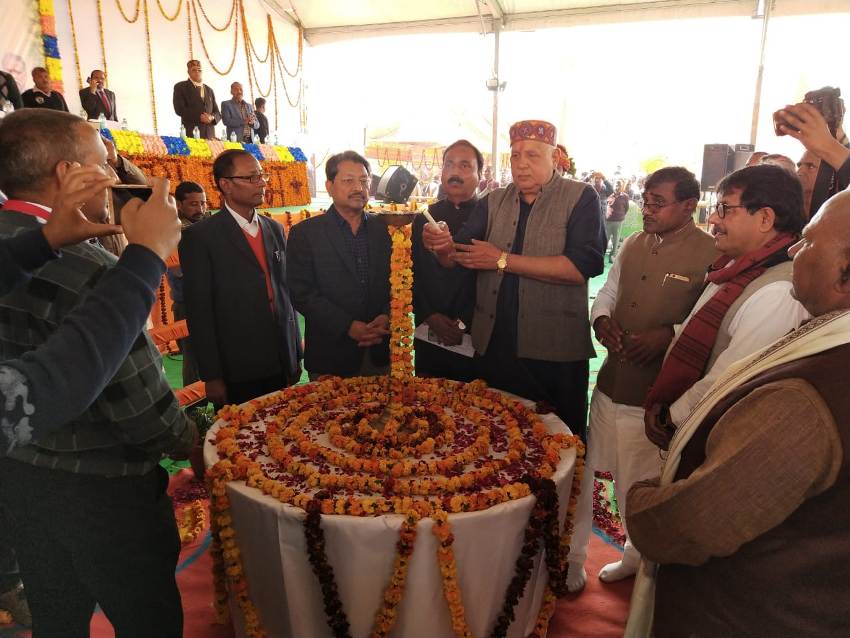 कृषि मंत्री प्रयागराज में 16 दिवसीय विराट किसान मेले का शुभारंभ करते हुए