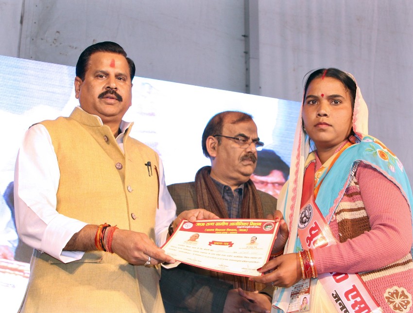 ग्राम्य विकास मंत्री सरस महोत्सव में महिलाओं को आजीविका एक्सप्रेस के प्रमाण पत्र प्रदान करते हुए