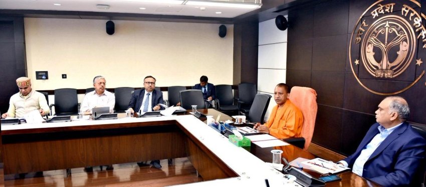 UPCM लोकभवन में CM Helpline के प्रजेन्‍टेशन का अवलोकन करते हुए