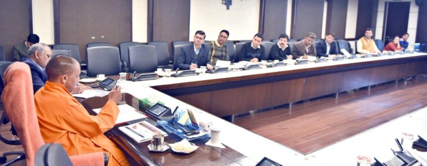UPCM लोकभवन में CM Helpline के प्रजेन्‍टेशन का अवलोकन करते हुए