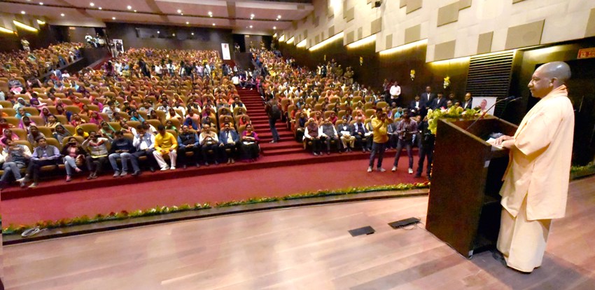 UPCM लोक भवन में कार्यक्रम को सम्बोधित करते हुए
