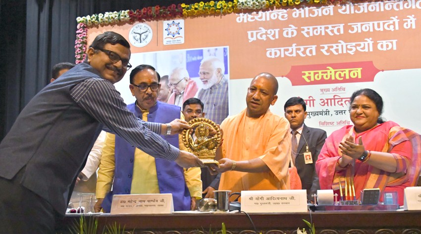 UPCM को लोक भवन में स्मृति भेंट करते हुए