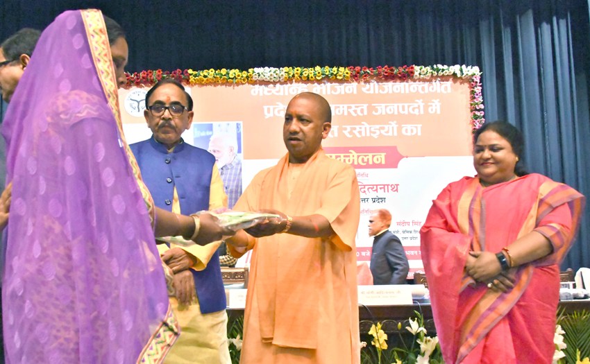 UPCM मध्यान्ह् भोजन योजना के रसोइयों को पत्र प्रदान करते हुए