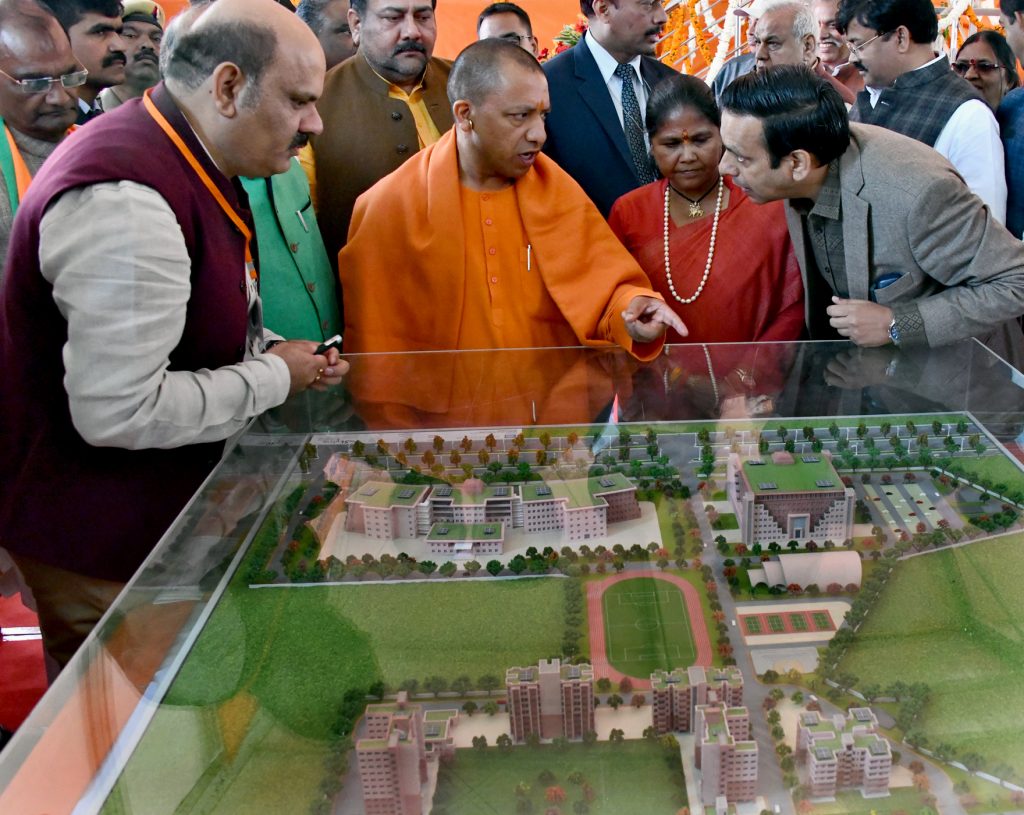 UPCM प्रदर्शनी का अवलोकन करते हुए