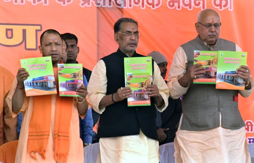 केन्द्रीय कृषि एवं किसान कल्याण मंत्री और UPCM गोरखपुर में कार्यक्रम के दौरान पत्रिका का विमोचन करते हुए