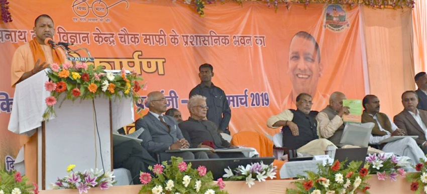 UPCM गोरखपुर में कार्यक्रम को सम्बोधित करते हुए