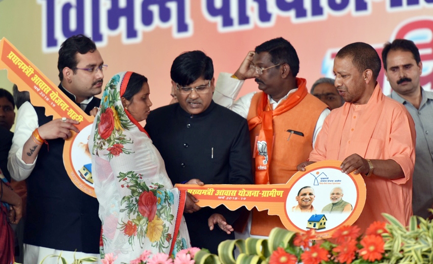 UPCM महराजगंज में लाभार्थियों को कुंजी प्रदान करते हुए
